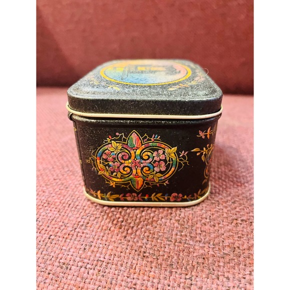 Vintage Singer sewing tin container with old buttons - Picture 3 of 13